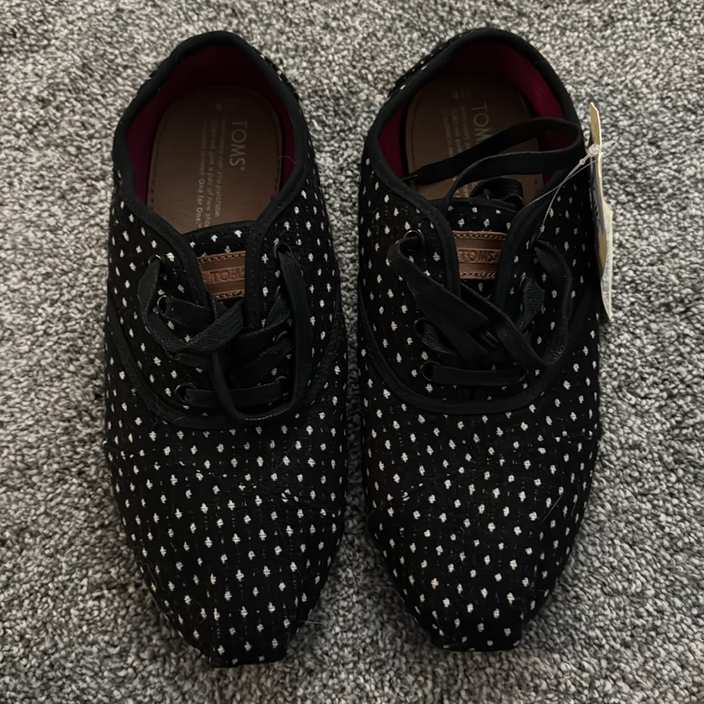 TOMS Cordones. Size 9. Black polka dot. - Picture 4 of 4